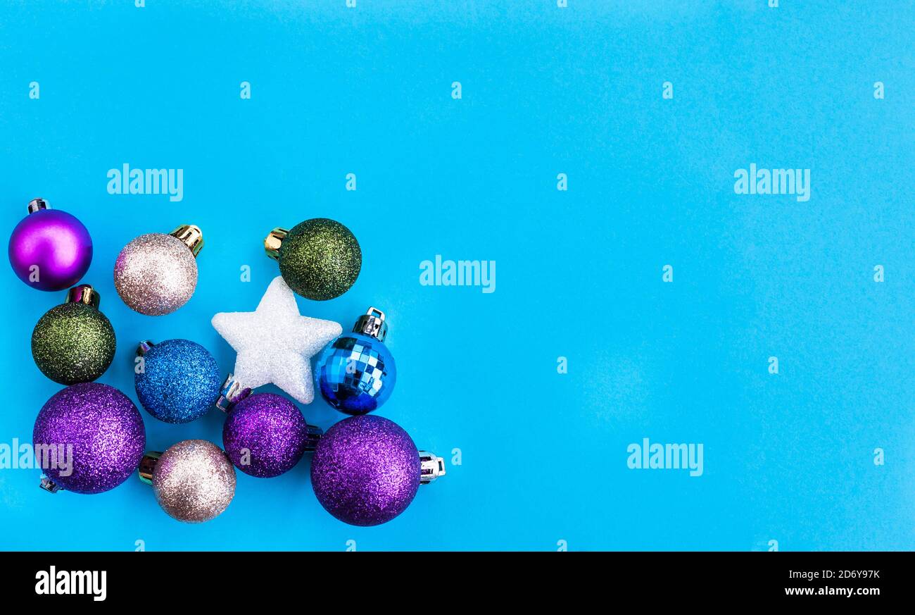 Palline di Natale colorate per le feste di fondo Foto Stock