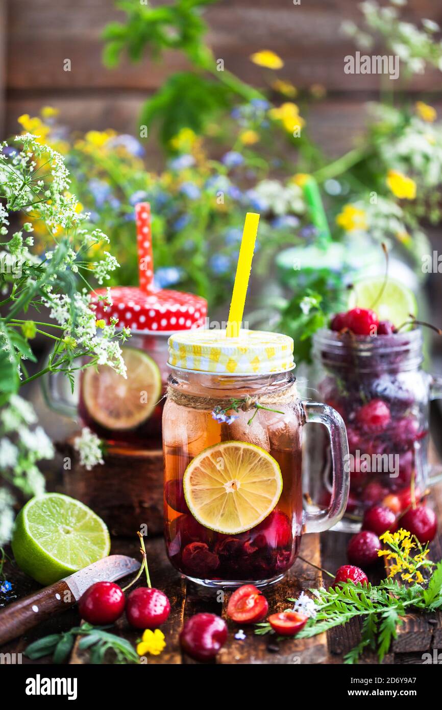 Sana limonata fredda fatta in casa con frutti di bosco freschi e frutta in vaso di muratore Foto Stock