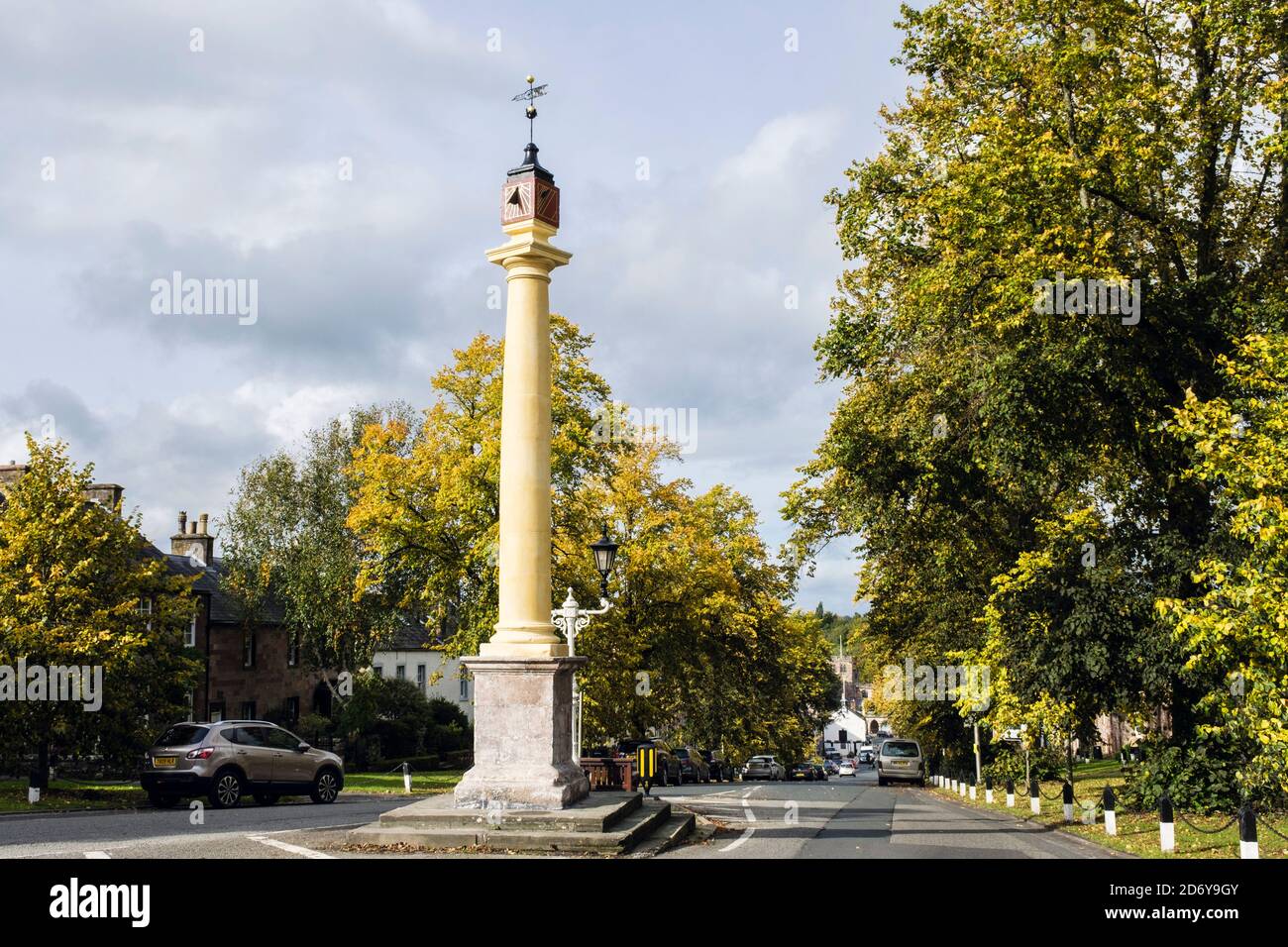 Alto Croce 17 ° secolo con vista giù strada alberata in autunno. Boroughgate, Appleby-in-Westmorland, Eden District, Cumbria, Inghilterra, Regno Unito, Gran Bretagna Foto Stock