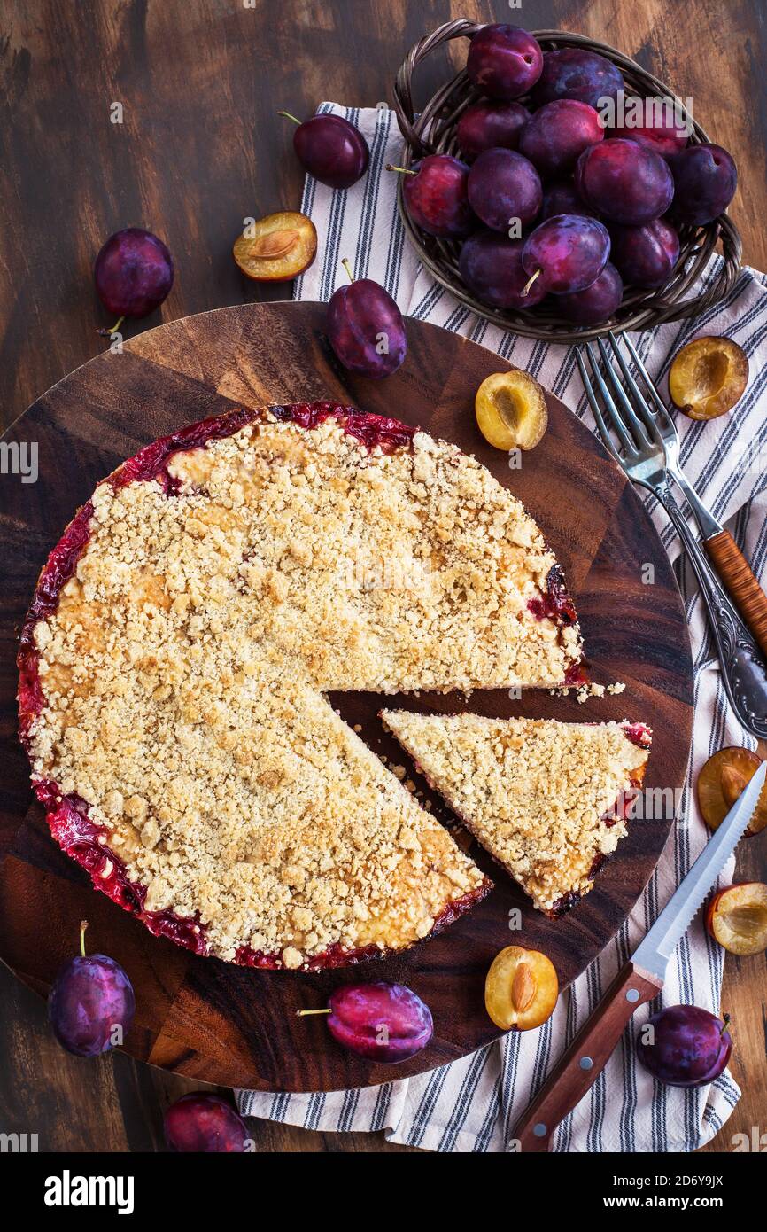 Torta crumble di prugne fatta in casa, vista dall'alto Foto Stock