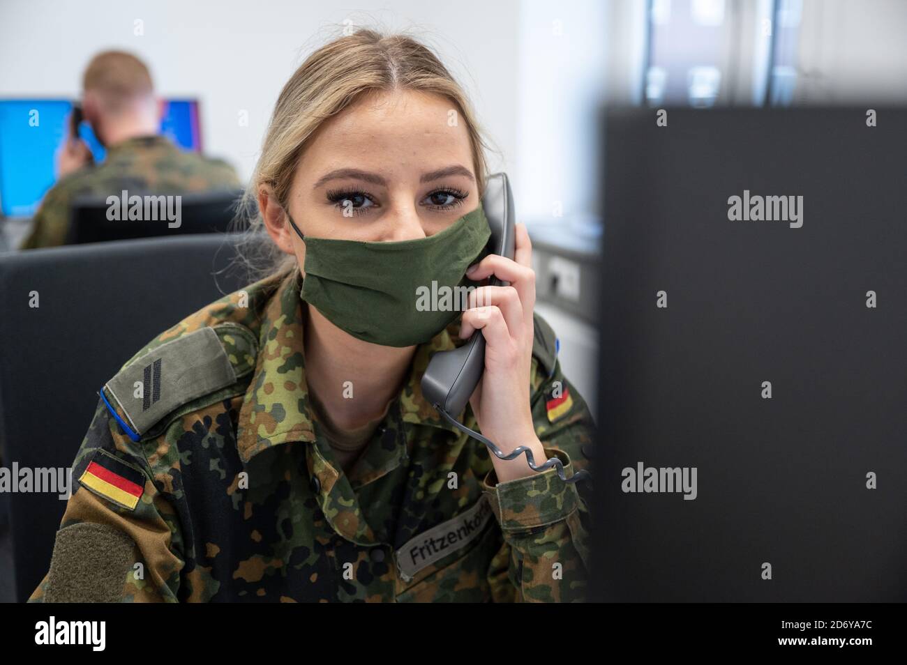 Dortmund, Germania. 20 Ott 2020. Bundeswehr Soldiers Corporal Melissa Fritzenkötter e il caporale Dennis Schlickmann lavorano in un ufficio del Dipartimento della Salute nel tracciamento dei contatti dei cittadini infetti da Covid-19. In dodici città e distretti della Renania Settentrionale-Vestfalia, più di 150 soldati della Bundeswehr stanno ora aiutando ad affrontare la crisi di Corona. Essi sostengono le autorità sanitarie nel rintracciare i contatti dei cittadini recentemente infetti. Credit: Bernd Thissen/dpa/Alamy Live News Foto Stock