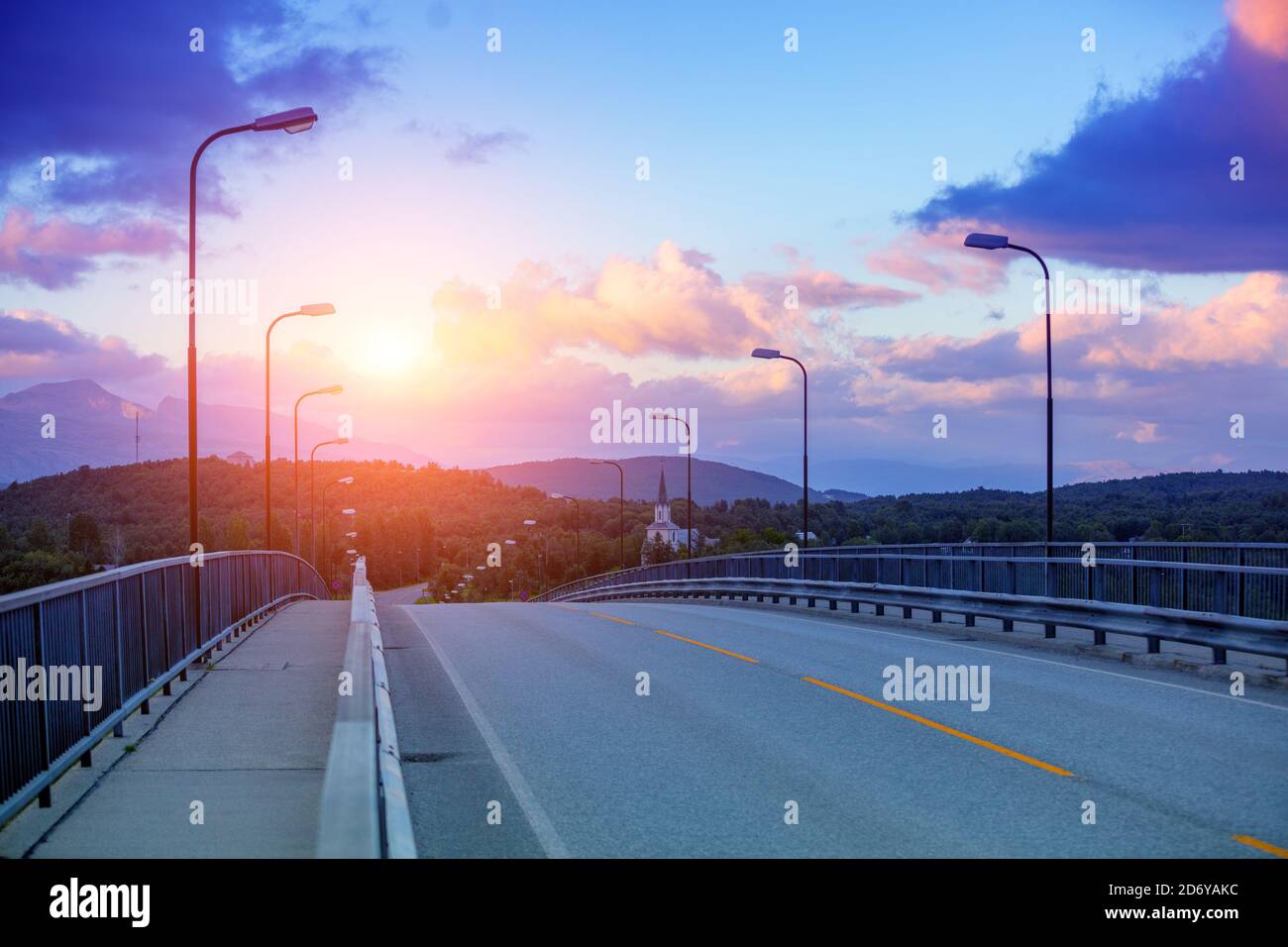 Ponte stradale sul fiordo al tramonto. Saltstraumen, Norvegia Foto Stock