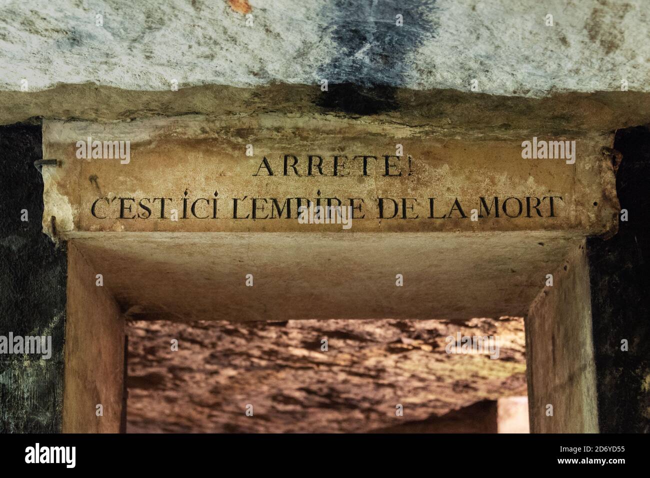 Porta d'ingresso delle catacombe di Parigi, Francia. Testo in francese che significa: 'Salto, ecco l'impero della morte' Foto Stock