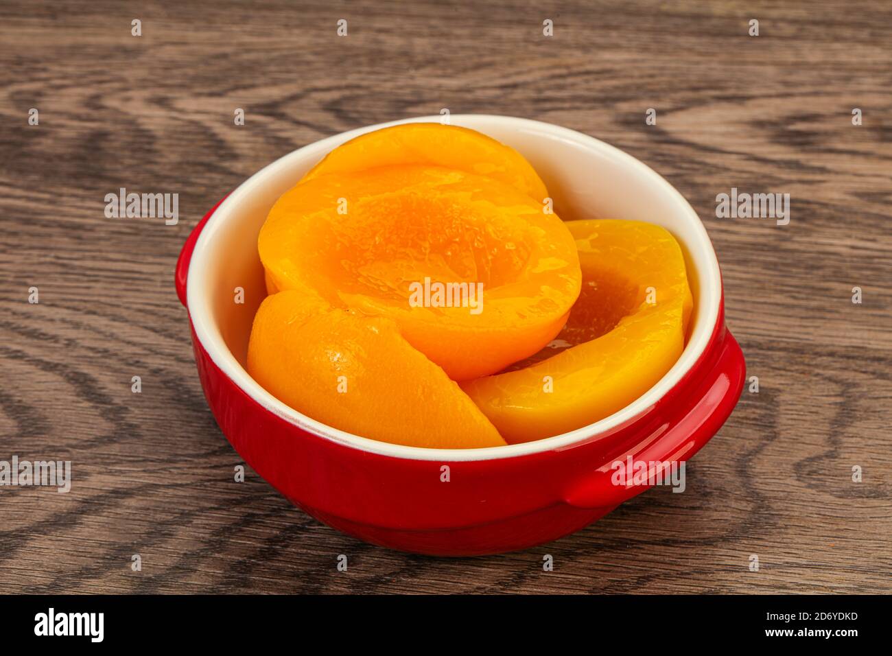 Pesche marinate frutta nel recipiente con la corda Foto Stock