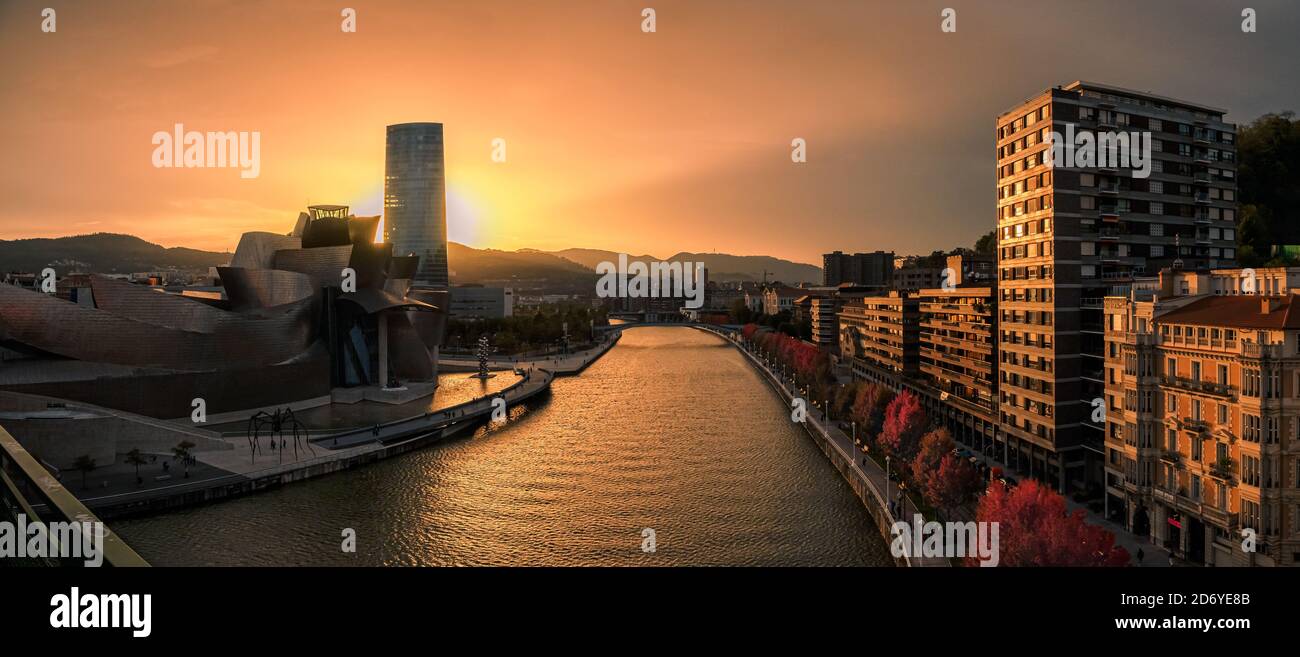 Tramonto a Bilbao in autunno Foto Stock