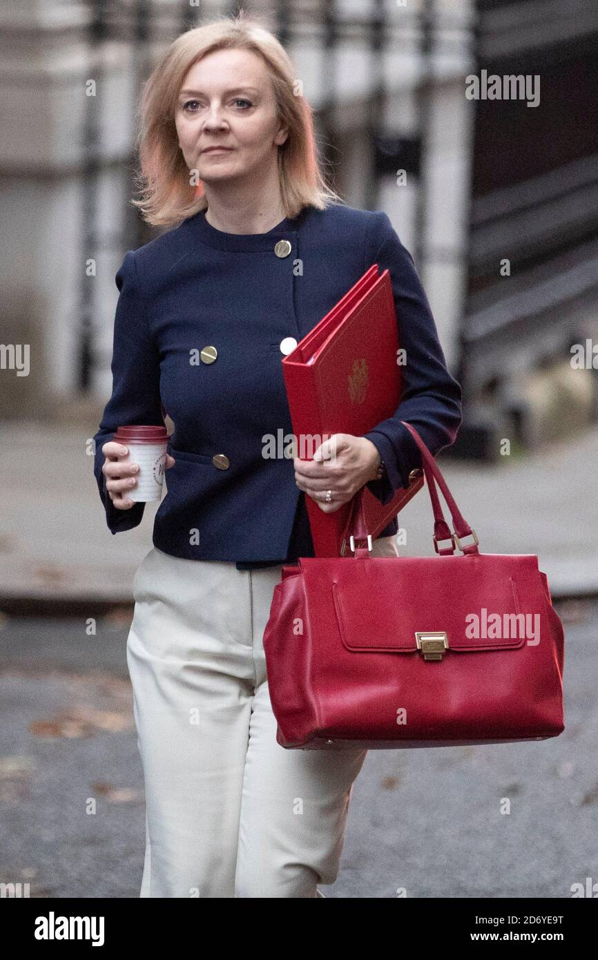 Liz Truss cammina fino a Downing Street per una riunione del gabinetto il 20 ottobre 2020, indossando una giacca blu navy e tenendo i ministri, cartella rossa. Foto Stock