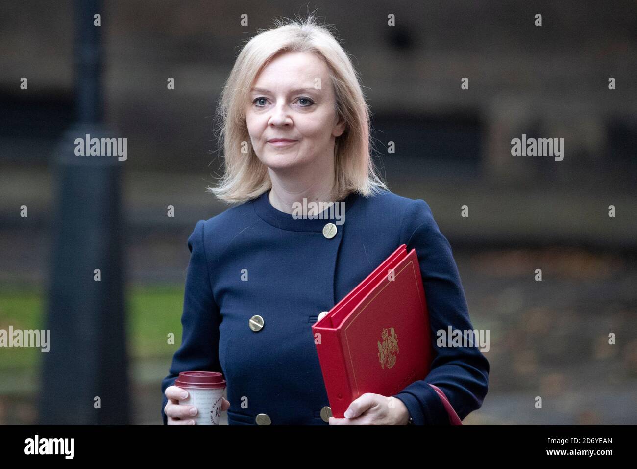 Liz Truss cammina fino a Downing Street per una riunione del gabinetto il 20 ottobre 2020, indossando una giacca blu navy e tenendo i ministri, cartella rossa. Foto Stock