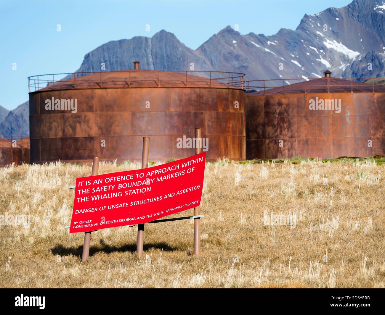 Rovine di Stromness Whaling Station in Georgia del Sud, segno per vietare l'accesso alla stazione. Antartide, Subantartica, Georgia del Sud, ottobre Foto Stock