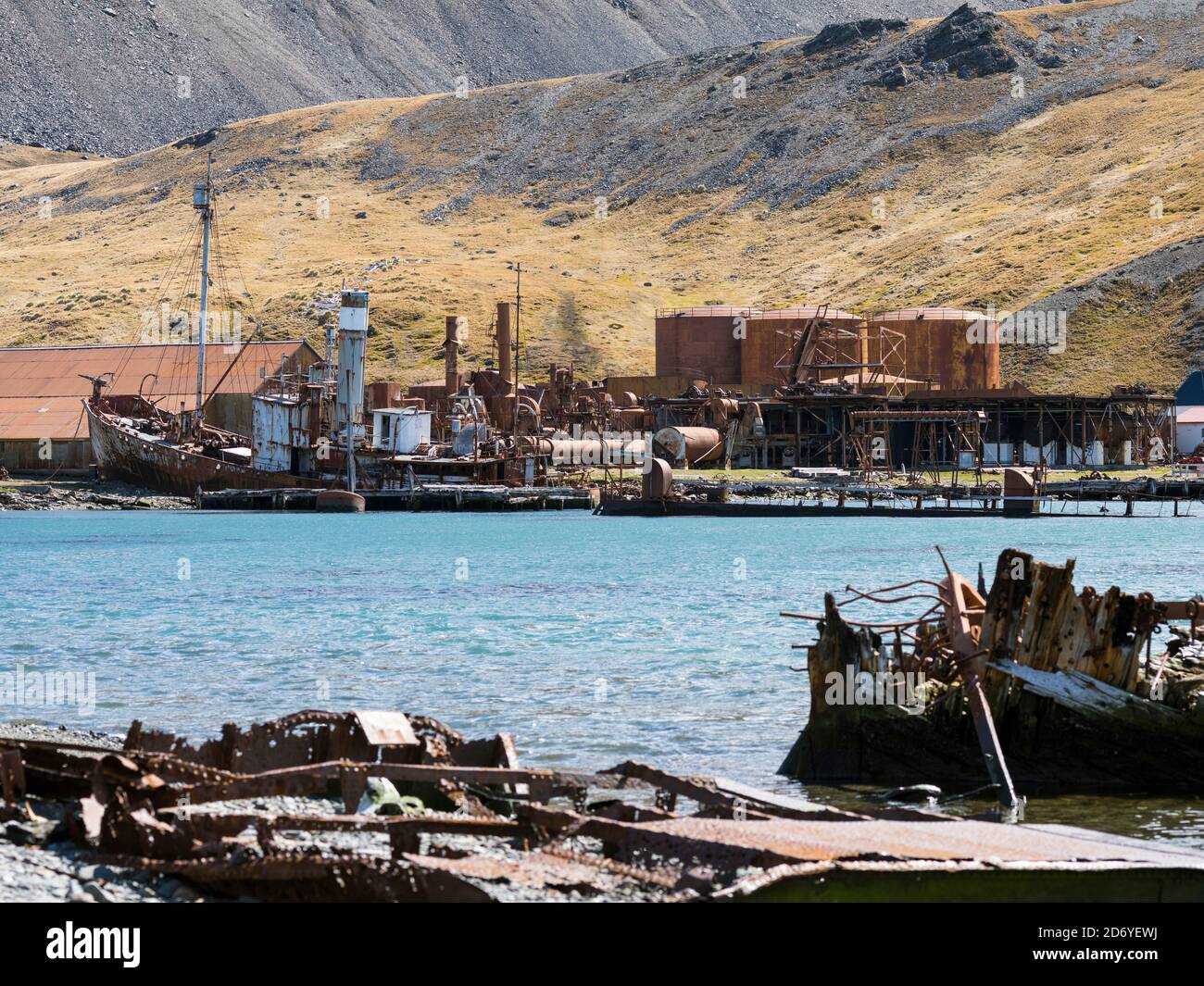 Stazione di balene di Grytviken nella Georgia del Sud. Grytviken è aperta ai visitatori, ma la maggior parte delle pareti e dei tetti della fabbrica sono stati demoliti per la sicurezza rea Foto Stock