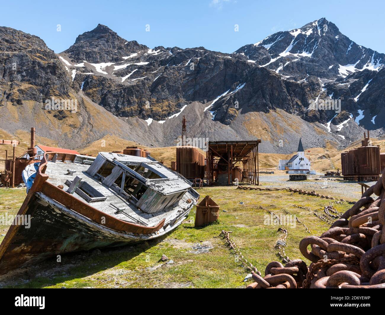 Stazione di balene di Grytviken nella Georgia del Sud. Grytviken è aperta ai visitatori, ma la maggior parte delle pareti e dei tetti della fabbrica sono stati demoliti per la sicurezza rea Foto Stock