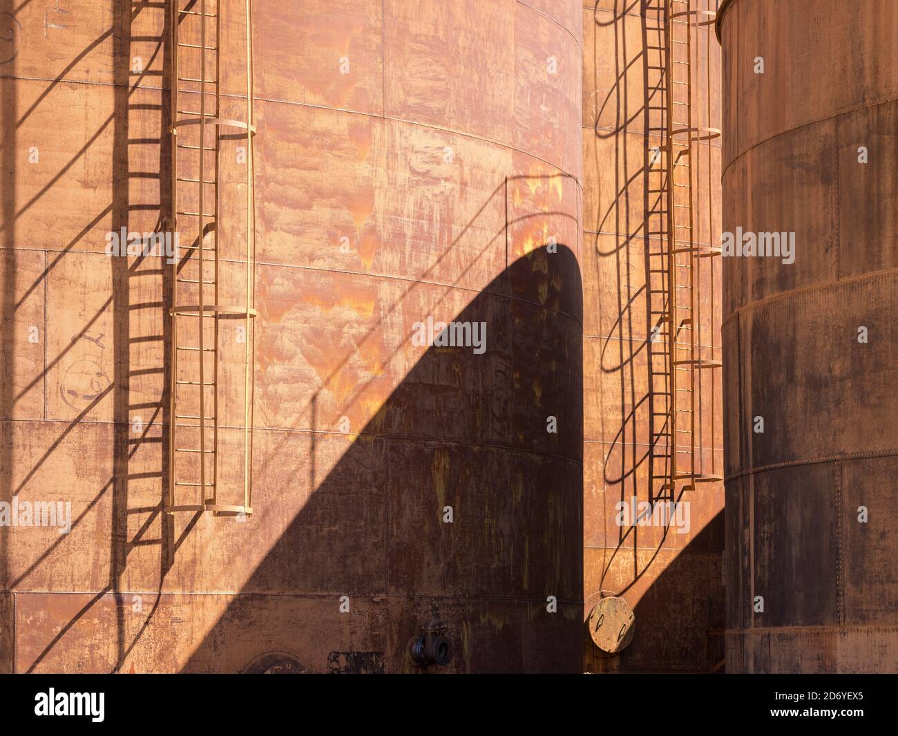 Serbatoi di carburante per le navi e per la fabbrica. Stazione di balene di Grytviken nella Georgia del Sud. Grytviken è aperto ai visitatori, ma la maggior parte delle pareti e tetti Foto Stock