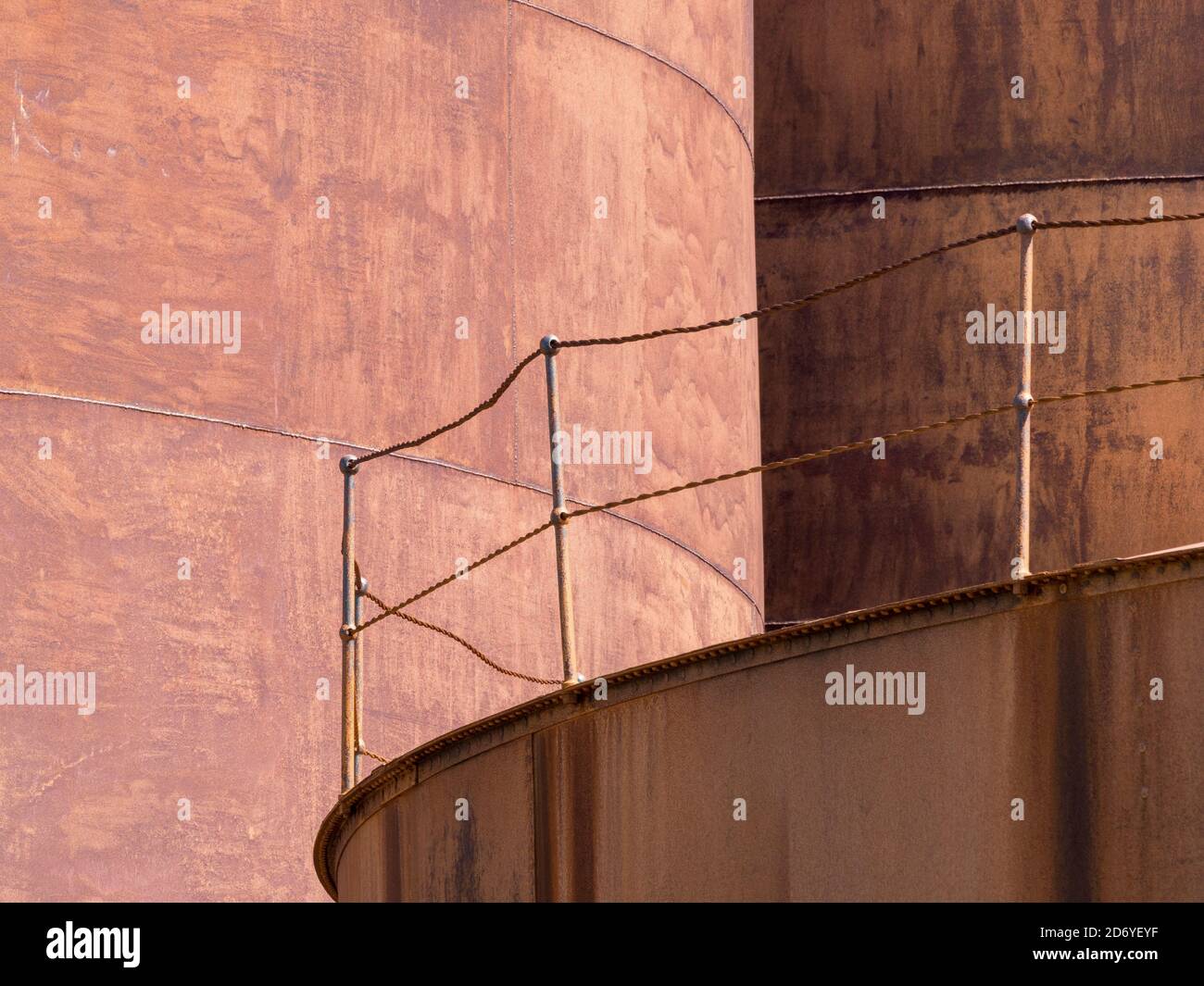 Serbatoi di carburante per le navi e per la fabbrica. Stazione di balene di Grytviken nella Georgia del Sud. Grytviken è aperto ai visitatori, ma la maggior parte delle pareti e tetti Foto Stock