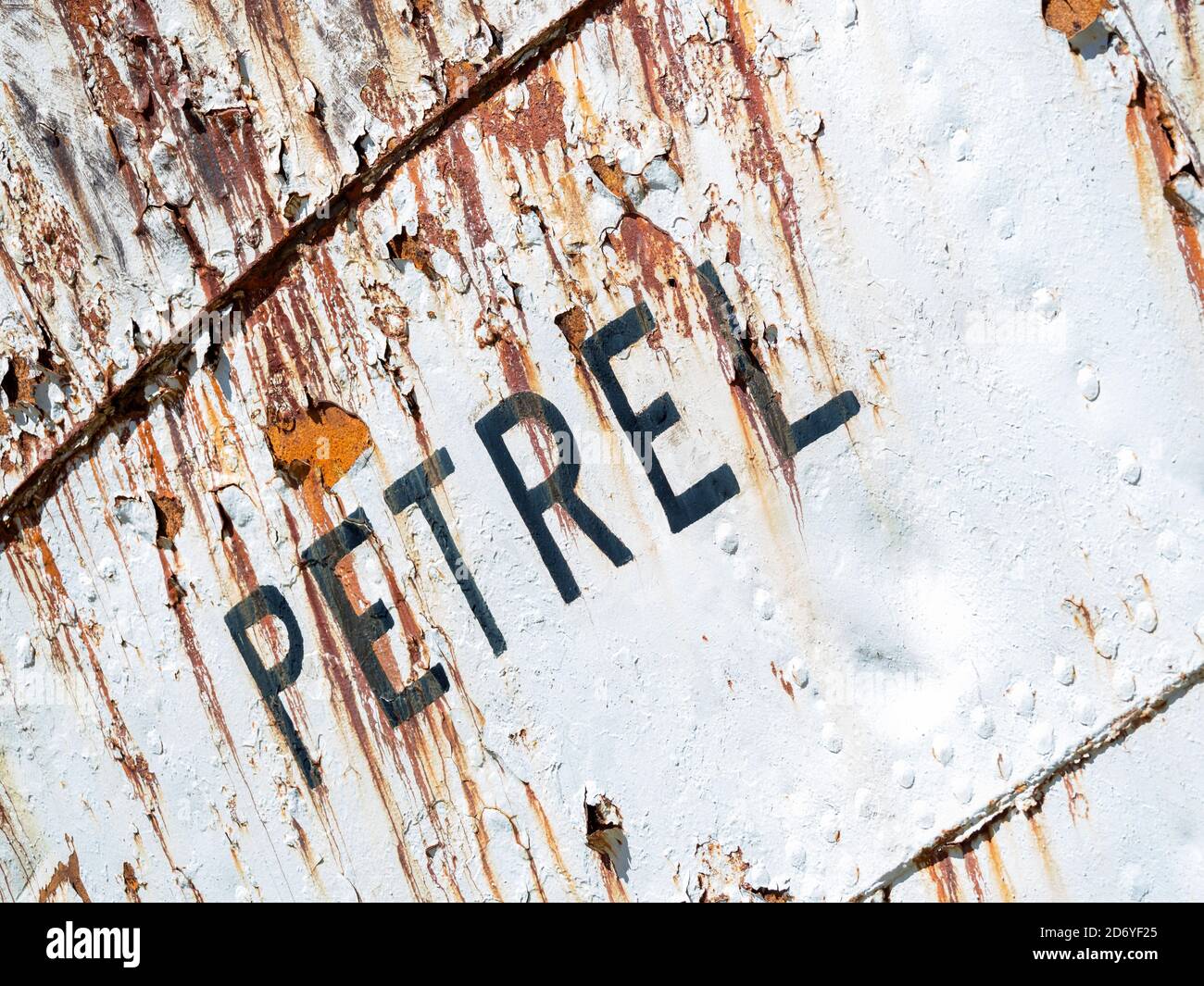 Il Petrel un catcher di balene. Stazione di balene di Grytviken nella Georgia del Sud. Grytviken è aperto ai visitatori, ma la maggior parte delle pareti e tetti della fabbrica lo sono Foto Stock