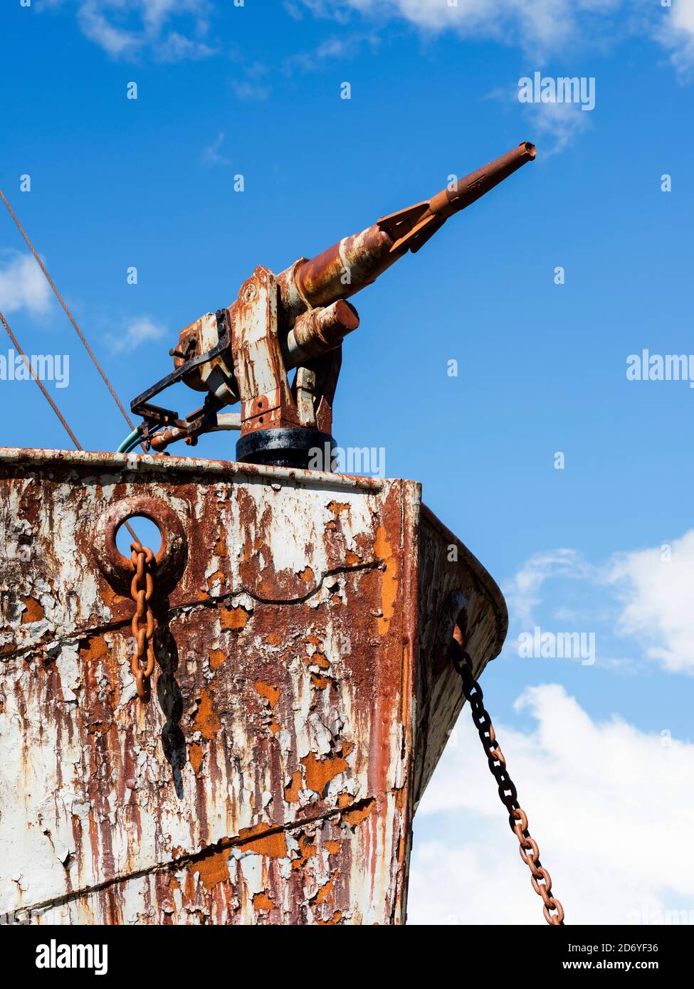 Il Petrel un catcher di balene. Stazione di balene di Grytviken nella Georgia del Sud. Grytviken è aperto ai visitatori, ma la maggior parte delle pareti e tetti della fabbrica lo sono Foto Stock