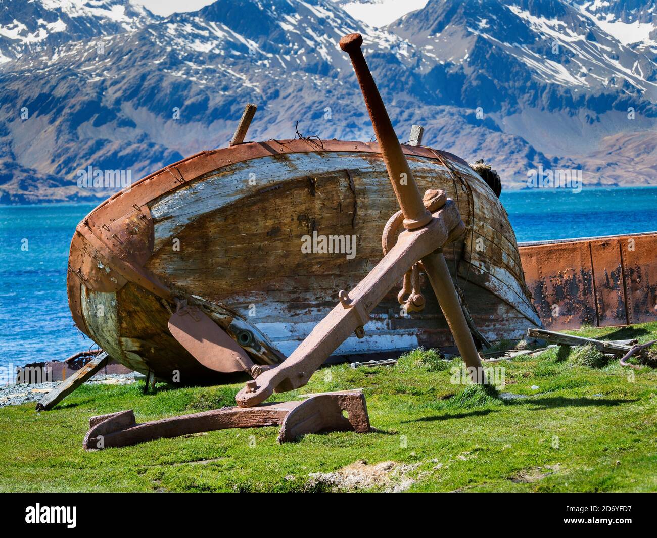 Relitto di una piccola nave. Stazione di balene di Grytviken nella Georgia del Sud. Grytviken è aperto ai visitatori, ma la maggior parte delle pareti e tetti della fabbrica sono stati de Foto Stock