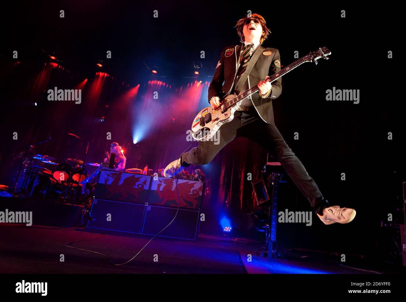 Nicky Wire dei Manic Street Preachers suona dal vivo a. La Brixton Academy nel sud di Londra Foto Stock