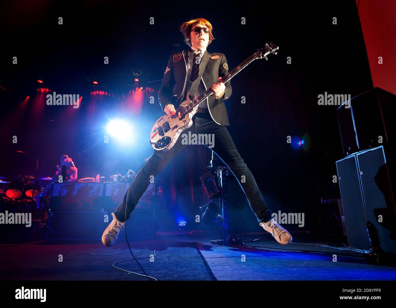 Nicky Wire dei Manic Street Preachers suona dal vivo a. La Brixton Academy nel sud di Londra Foto Stock