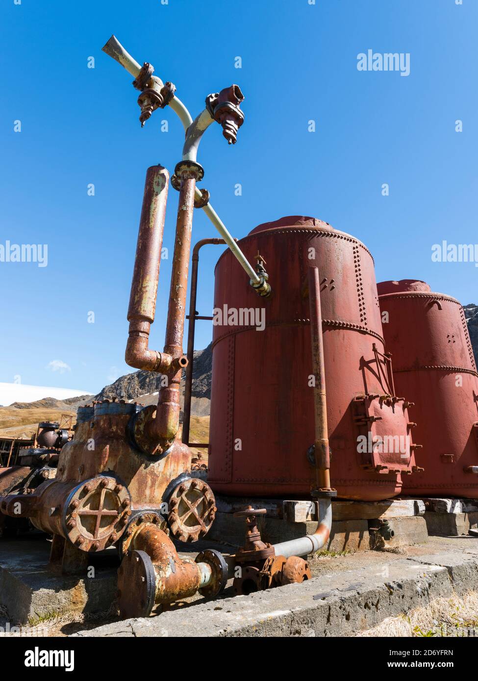 Stazione di balene di Grytviken nella Georgia del Sud. Grytviken è aperta ai visitatori, ma la maggior parte delle pareti e dei tetti della fabbrica sono stati demoliti per la sicurezza rea Foto Stock