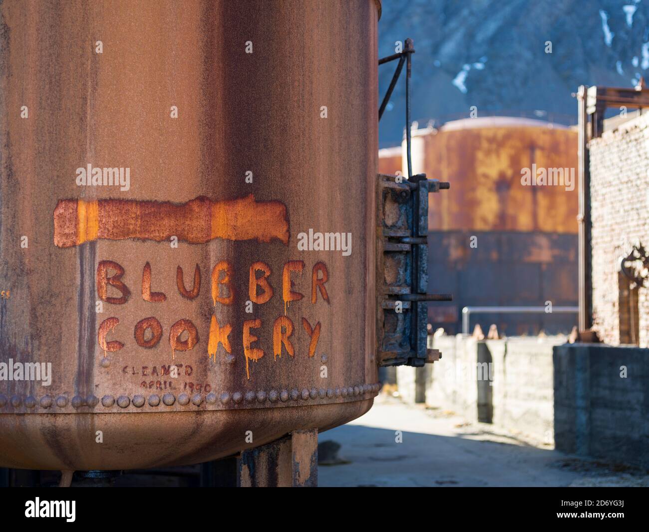 L'ex biscotto di Blobber. Stazione di balene di Grytviken nella Georgia del Sud. Grytviken è aperto ai visitatori, ma la maggior parte delle pareti e tetti della fabbrica hanno b Foto Stock