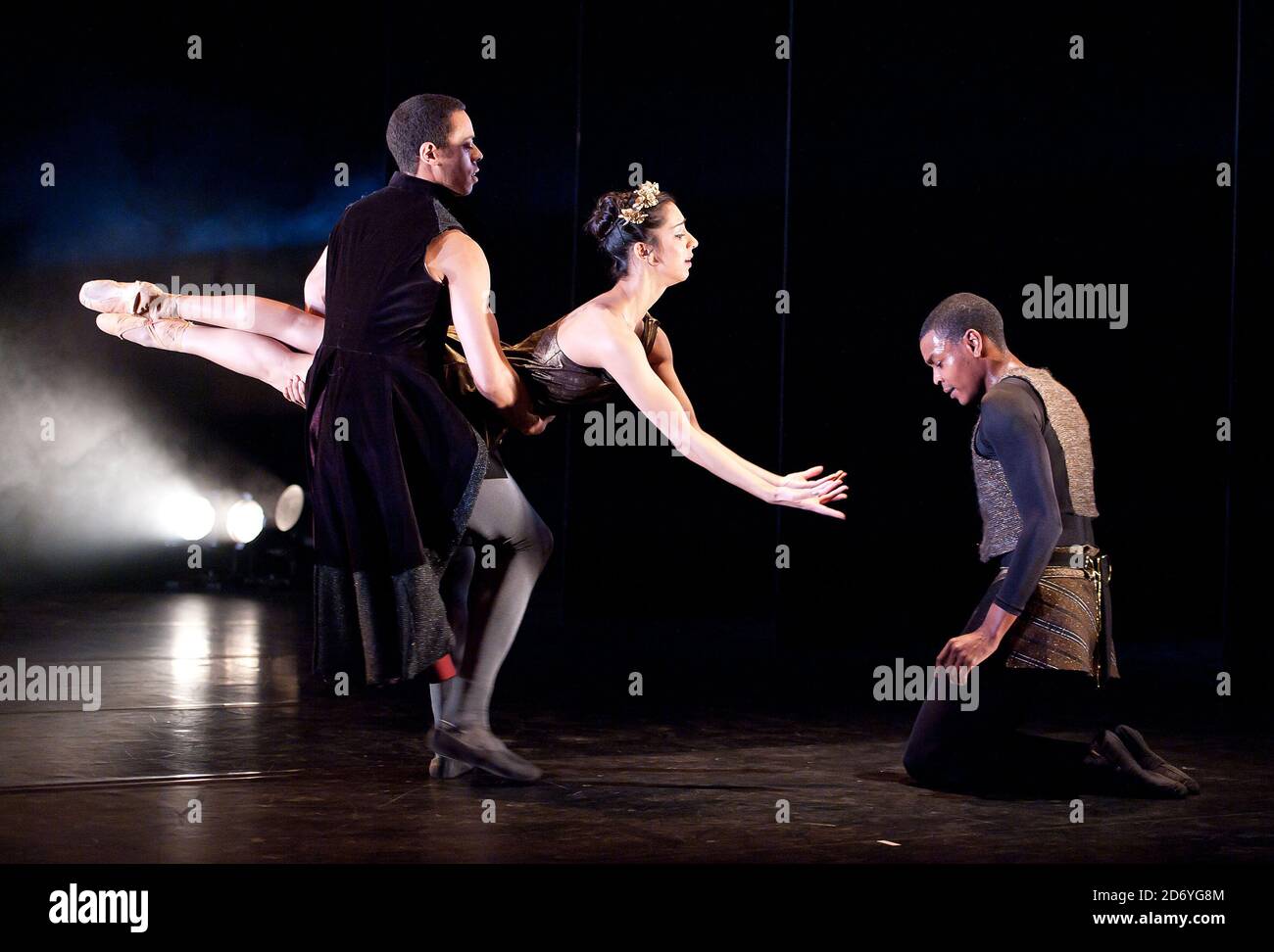Ballerini tra cui Damien Johnson, Sarah Kundi e Jade Hale-Christofi del Ballet Black si esibiscono durante una fotocellula per il 10° anniversario di Orpheus al Lindbury Studio Theatre, la Royal Opera House, nel centro di Londra. Foto Stock