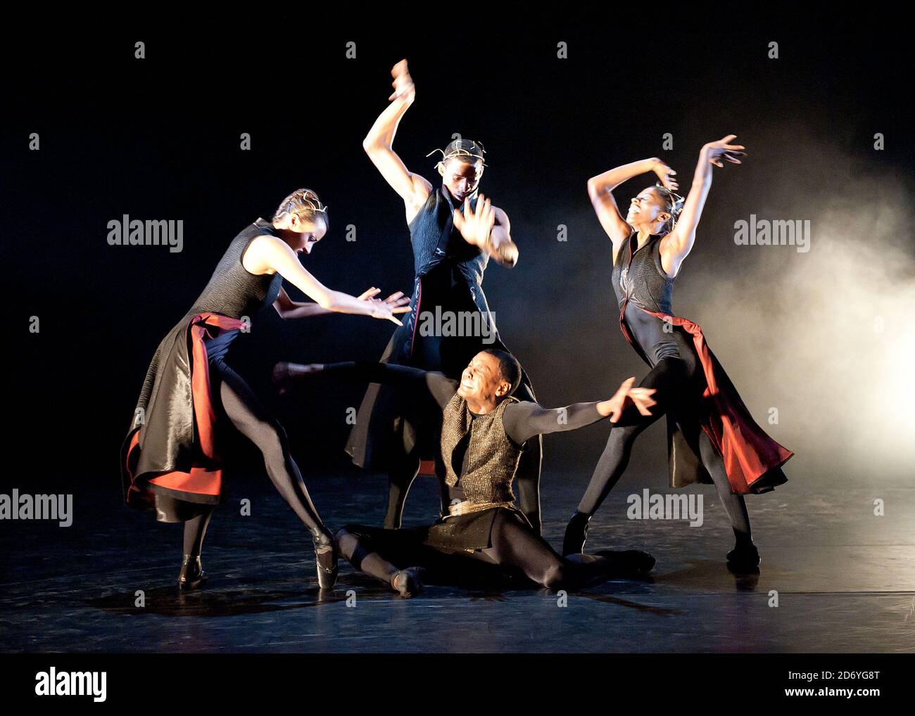 Ballerini tra cui Damien Johnson, Sarah Kundi e Jade Hale-Christofi del Ballet Black si esibiscono durante una fotocellula per il 10° anniversario di Orpheus al Lindbury Studio Theatre, la Royal Opera House, nel centro di Londra. Foto Stock