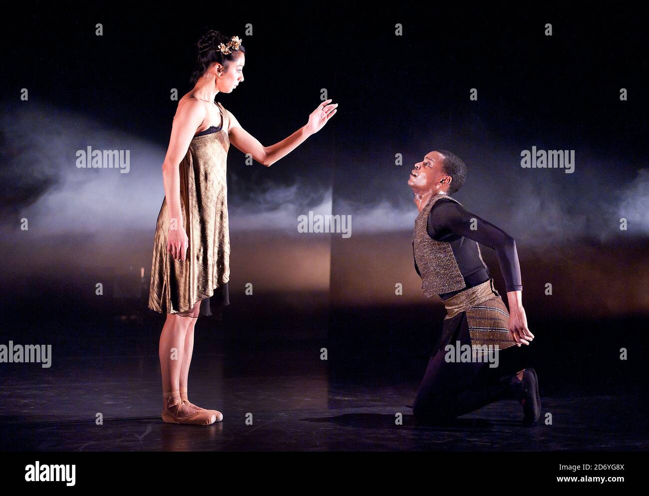 Ballerini tra cui Damien Johnson, Sarah Kundi e Jade Hale-Christofi del Ballet Black si esibiscono durante una fotocellula per il 10° anniversario di Orpheus al Lindbury Studio Theatre, la Royal Opera House, nel centro di Londra. Foto Stock