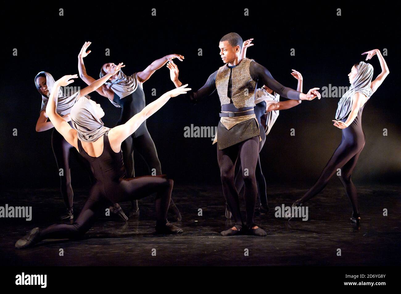 Ballerini tra cui Damien Johnson, Sarah Kundi e Jade Hale-Christofi del Ballet Black si esibiscono durante una fotocellula per il 10° anniversario di Orpheus al Lindbury Studio Theatre, la Royal Opera House, nel centro di Londra. Foto Stock