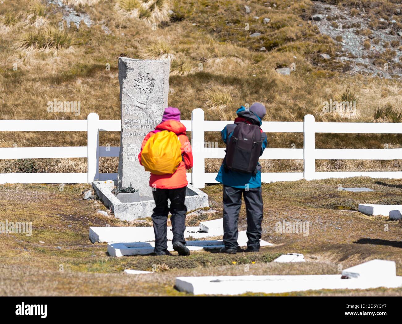 Tomba di Sir Ernest Shackelton. Stazione di balene di Grytviken nella Georgia del Sud. Grytviken è aperto ai visitatori, ma la maggior parte delle pareti e tetti della fabbrica ha Foto Stock