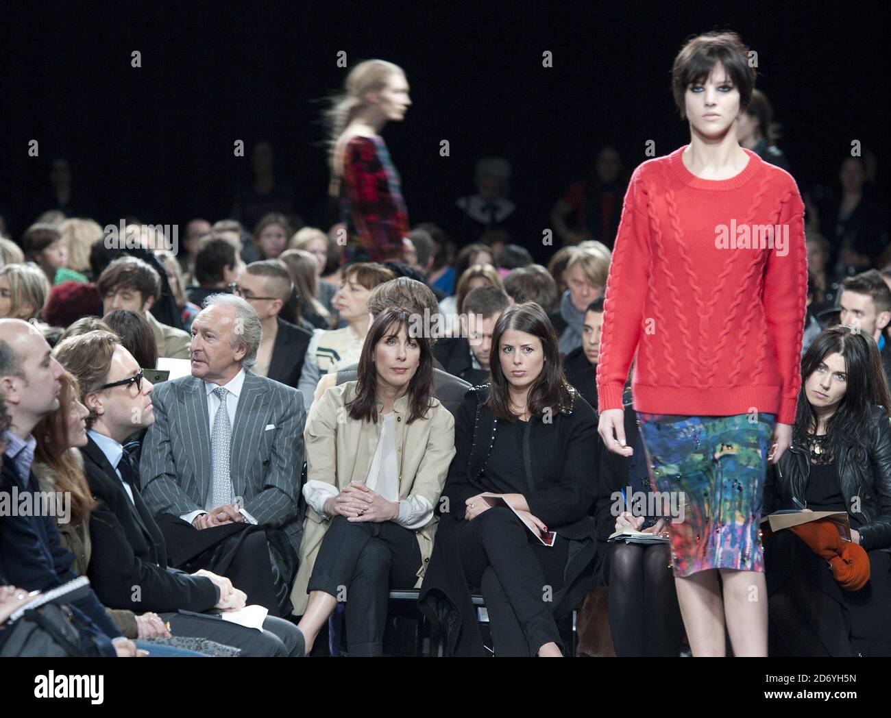 Samantha Cameron e lo stilista personale Isabel Spearman partecipano alla sfilata di moda Erdem, tenutasi all'Università di Westminster nell'ambito della London Fashion Week. Foto Stock