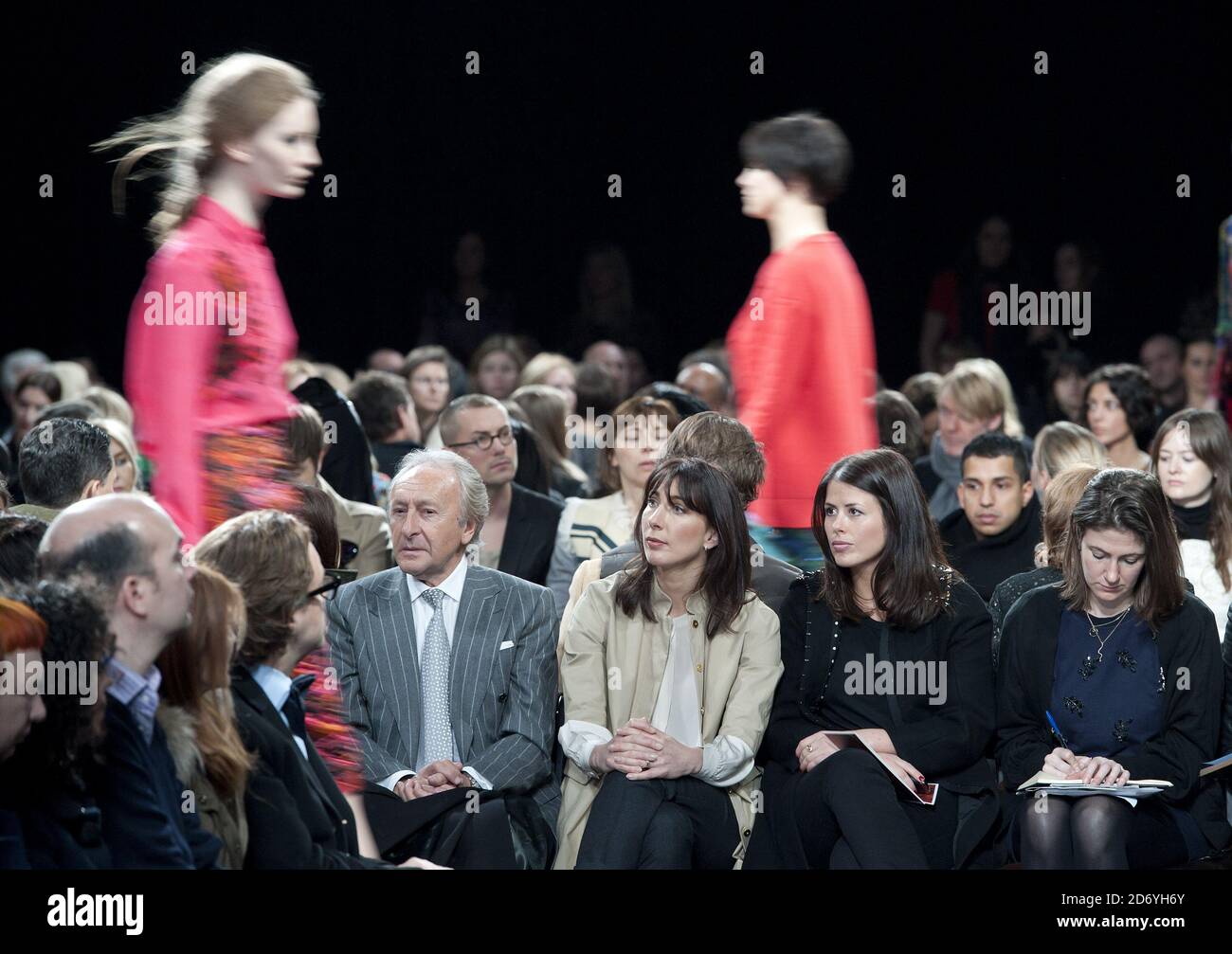 Harold Tillman, Samantha Cameron e Isabel Spearman partecipano alla sfilata di moda Erdem, tenutasi all'Università di Westminster nell'ambito della London Fashion Week. Foto Stock