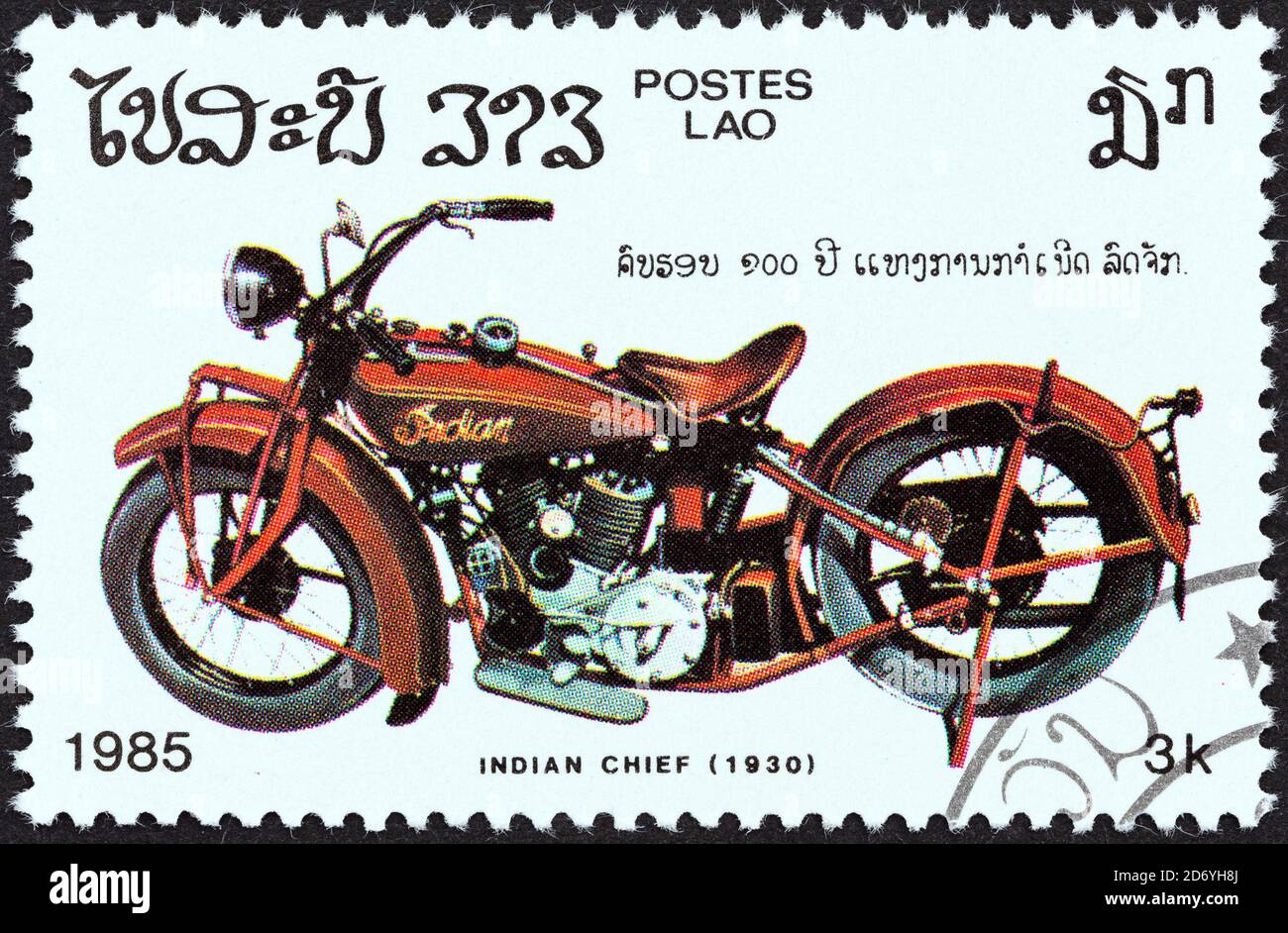 LAOS - CIRCA 1985: Un francobollo stampato in Laos dal numero del 'Centenario della Moto' mostra un capo indiano, 1930, circa 1985. Foto Stock