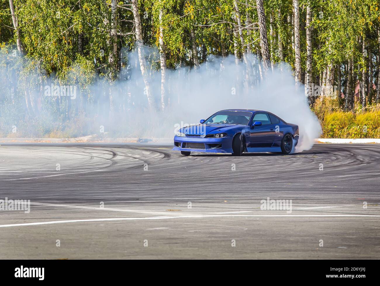 Gara di drifting auto sulla pista di velocità Foto Stock