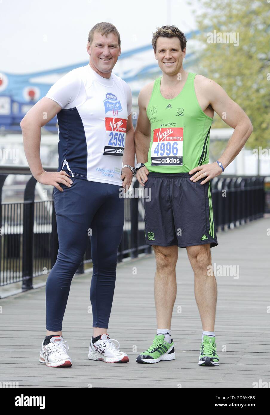 Matthew Pinsent (a sinistra) e James Cracknell che si disputeranno domenica nella Virgin London Marathon, visto al Tower Hotel di Londra Foto Stock