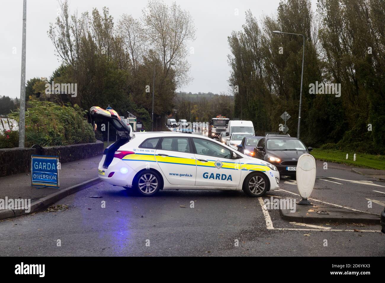 Carrigaline, Cork, Irlanda. 20 Ottobre 2020. Gardai in servizio come grandi deviazioni sono stati in atto a causa di alte maree che hanno allagato la strada Crosshaven e il centro città di Carrigaline, Co. Cork, Irlanda. - credito; David Creedon / Alamy Live News Foto Stock