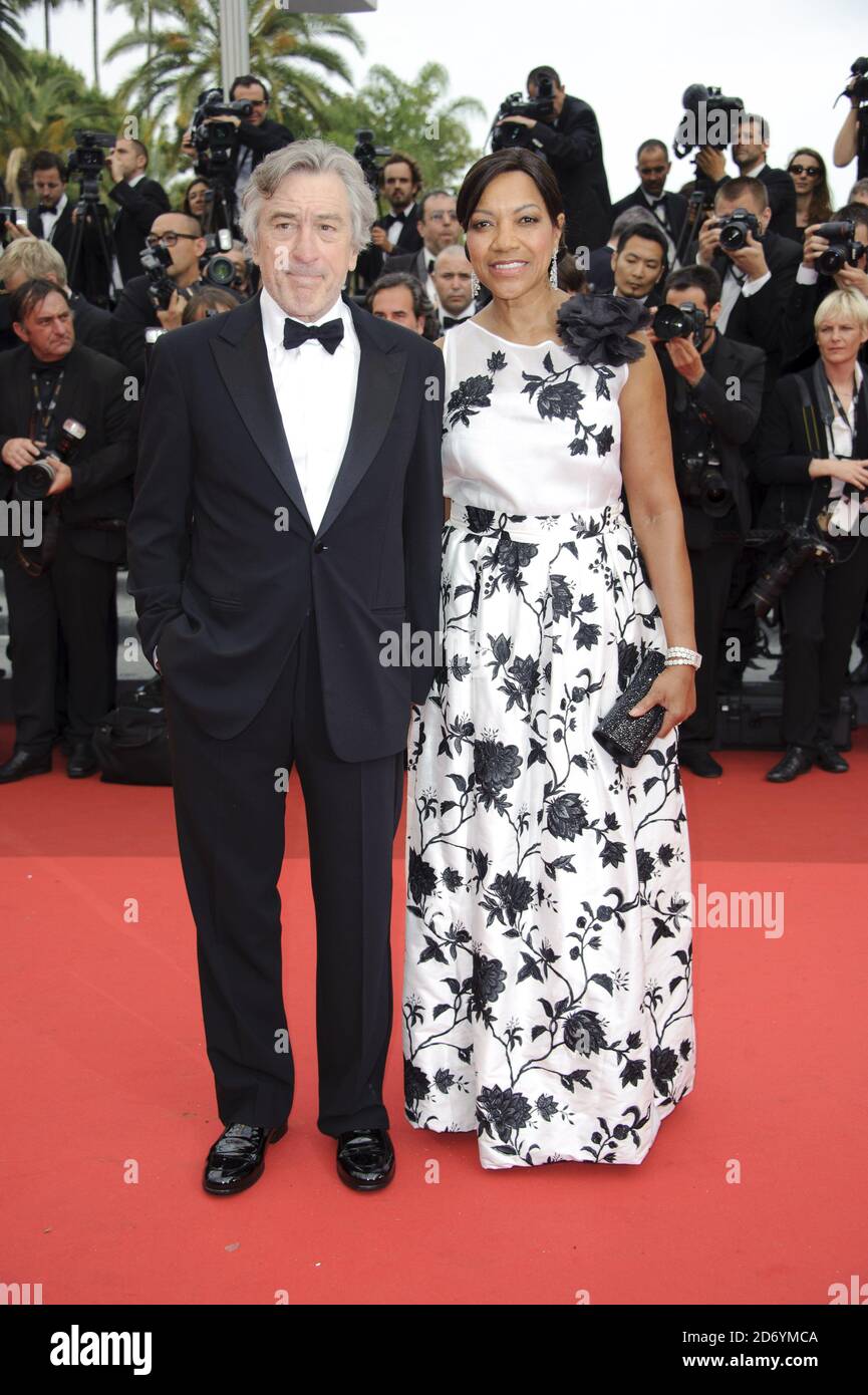 Robert De Niro e Grace Hightower arrivano alla prima dei Pirati dei Caraibi 4, durante il 64° Festival Internazionale del Cinema di Cannes, al Palais des Festivales di Cannes, Francia. Foto Stock