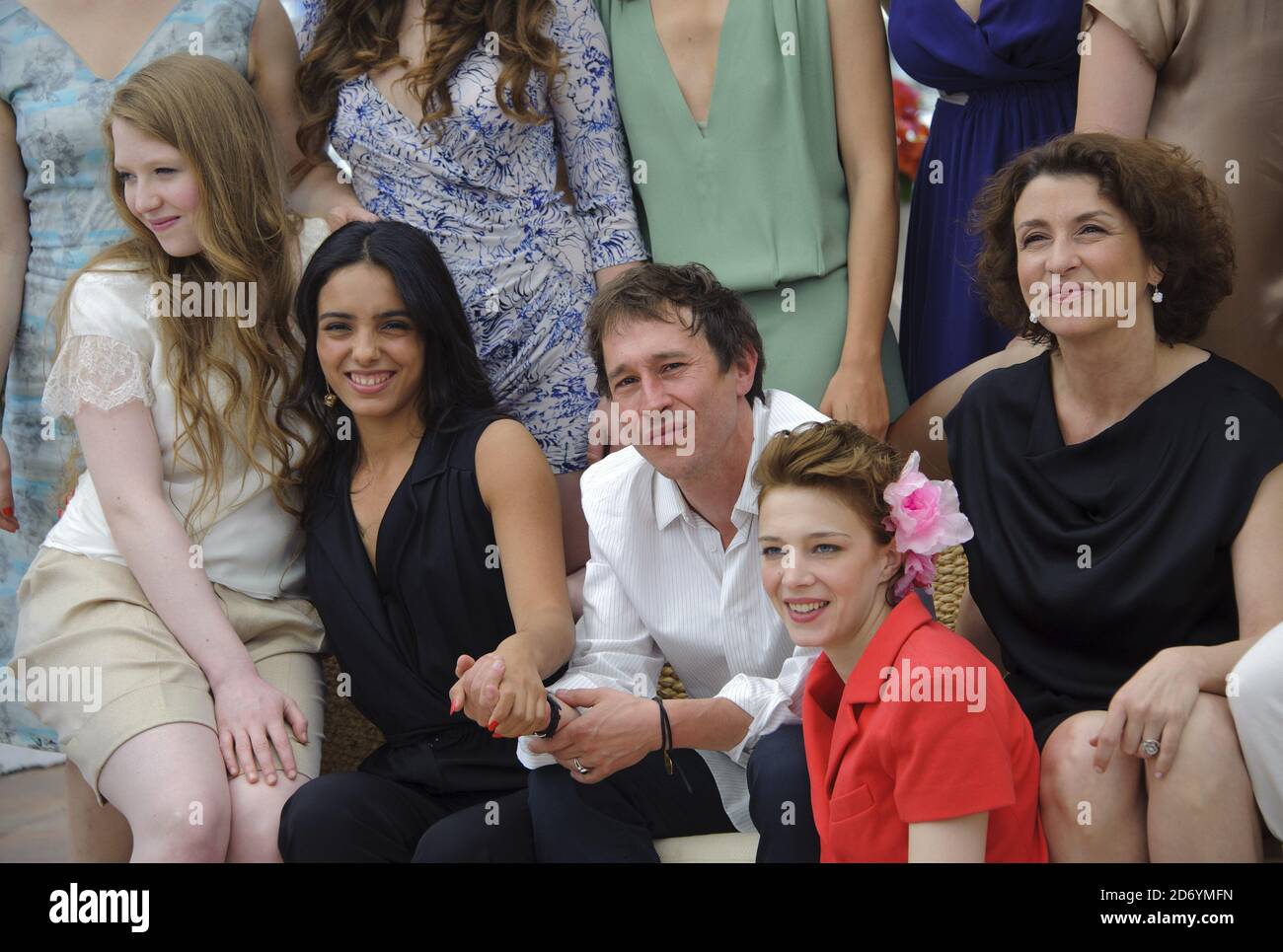 Il regista Bertrand Bonello ha ritratto con i membri del cast (l-r) Iliana Zabeth, Hafsia Herzi, Celine Sallette e Noemie Lvovsky in una fotocellula per l'Apollonide durante il 64° Festival Internazionale del Cinema di Cannes, al Palais des Festivales di Cannes, Francia. Foto Stock