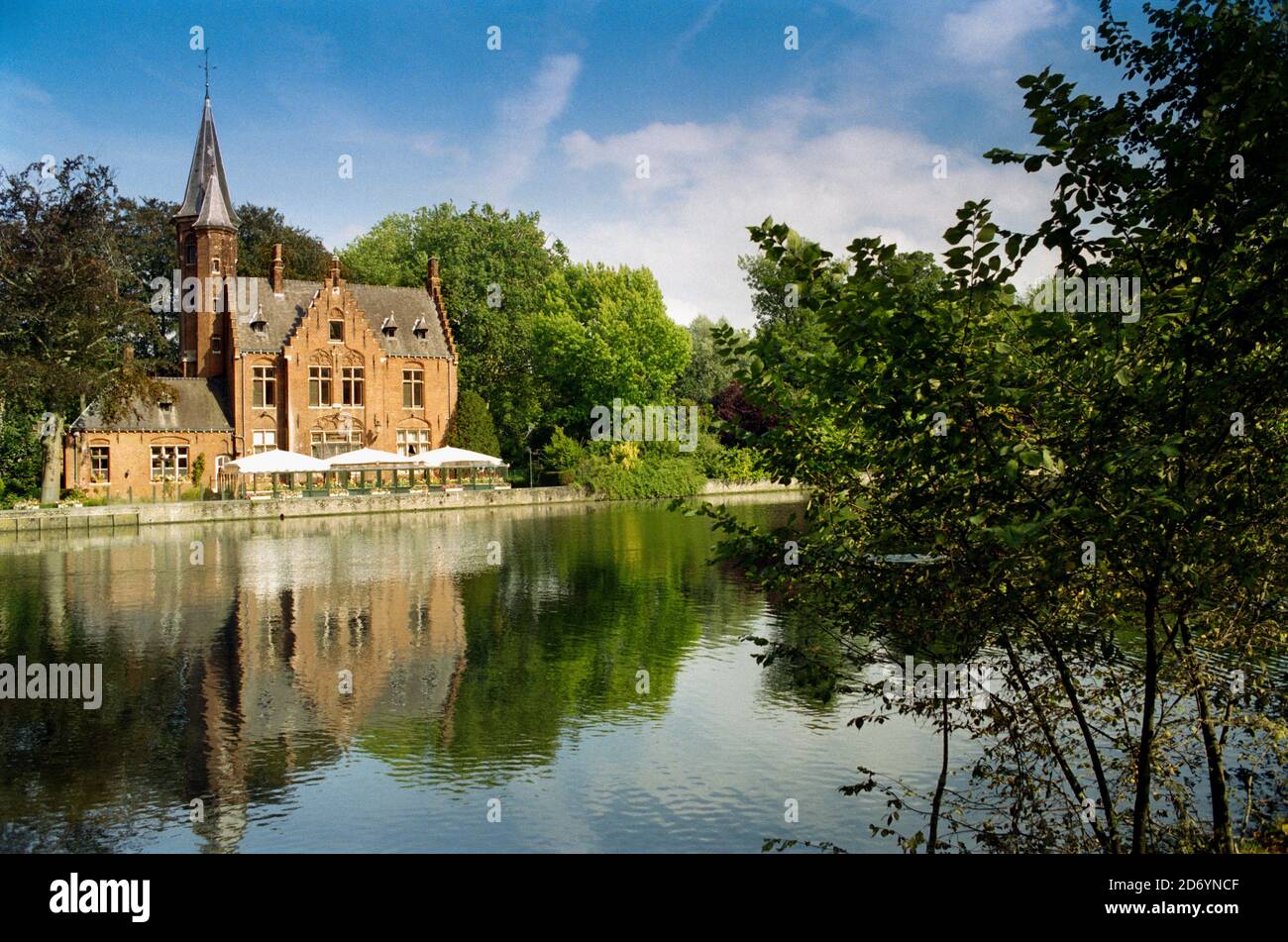 Belgio, Fiandre, Bruges, Minnewaterpark, Love Lake, Kasteel Minnewater Foto Stock