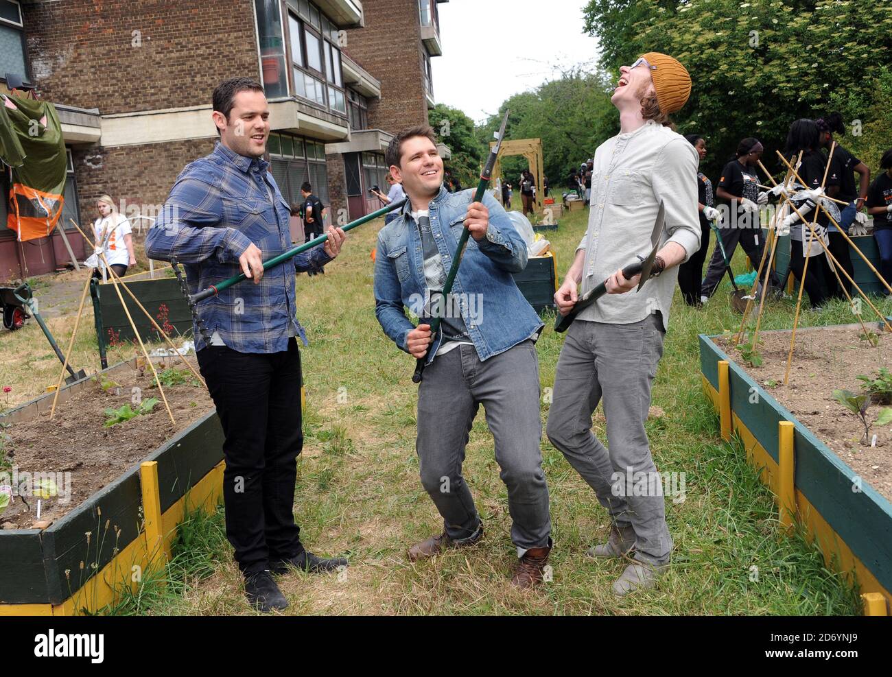 Scouting for Girls aiuta un progetto Orange RockCorps a Lambeth, nel sud di Londra, come parte di un progetto per incoraggiare i volontari a progetti comunitari in cambio di biglietti per concerti. Foto Stock