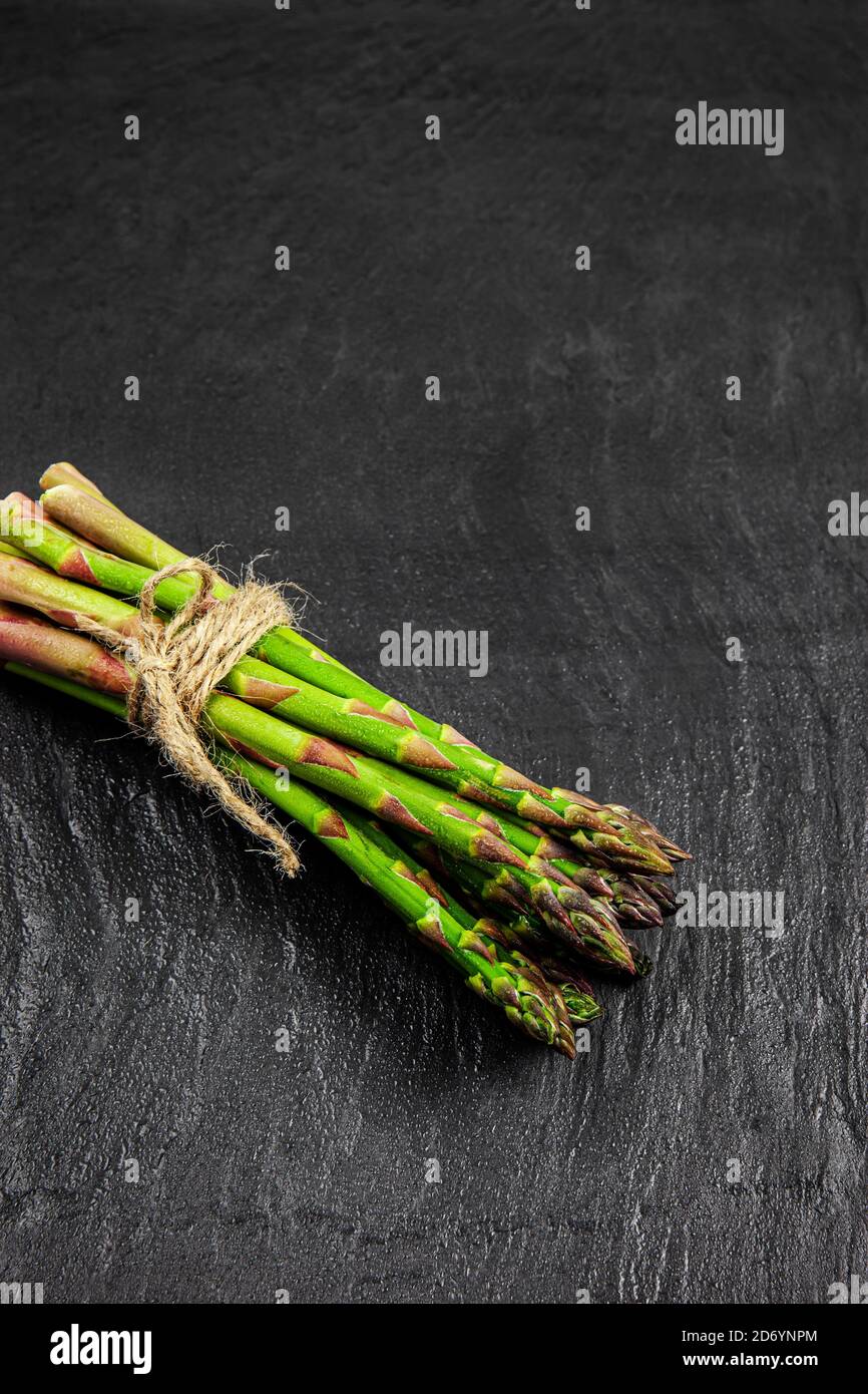 Mazzo di asparagi freschi su ardesia. Foto Stock