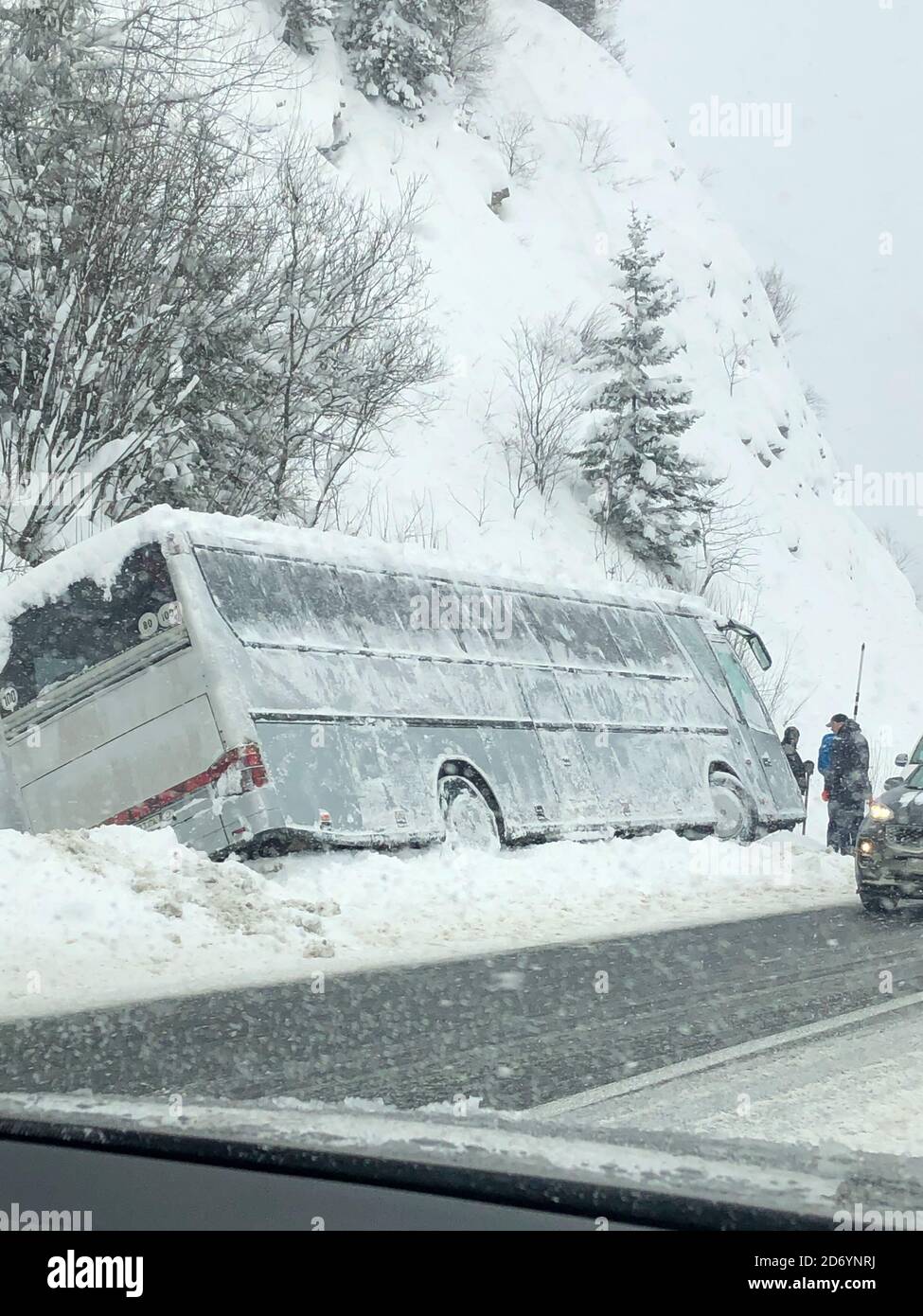 Crash bus su strada di montagna. Foto Stock