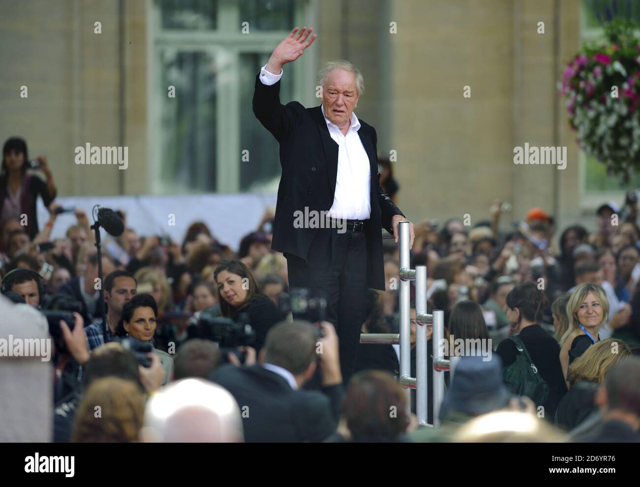 Michael Gambon arriva alla prima mondiale di Harry Potter e dei Deathly Hallows parte 2, in Trafalgar Square nel centro di Londra. Foto Stock