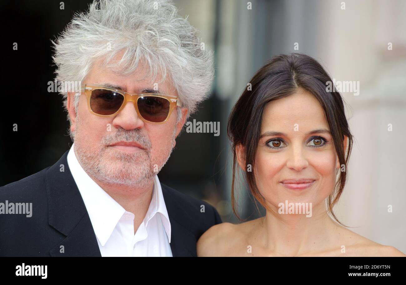 Pedro Almodovar ed Elena Anaya partecipano alla prima inglese del film Skin i Live in, che apre la serie di film 4 Summer Screen alla Somerset House nel centro di Londra. Foto Stock