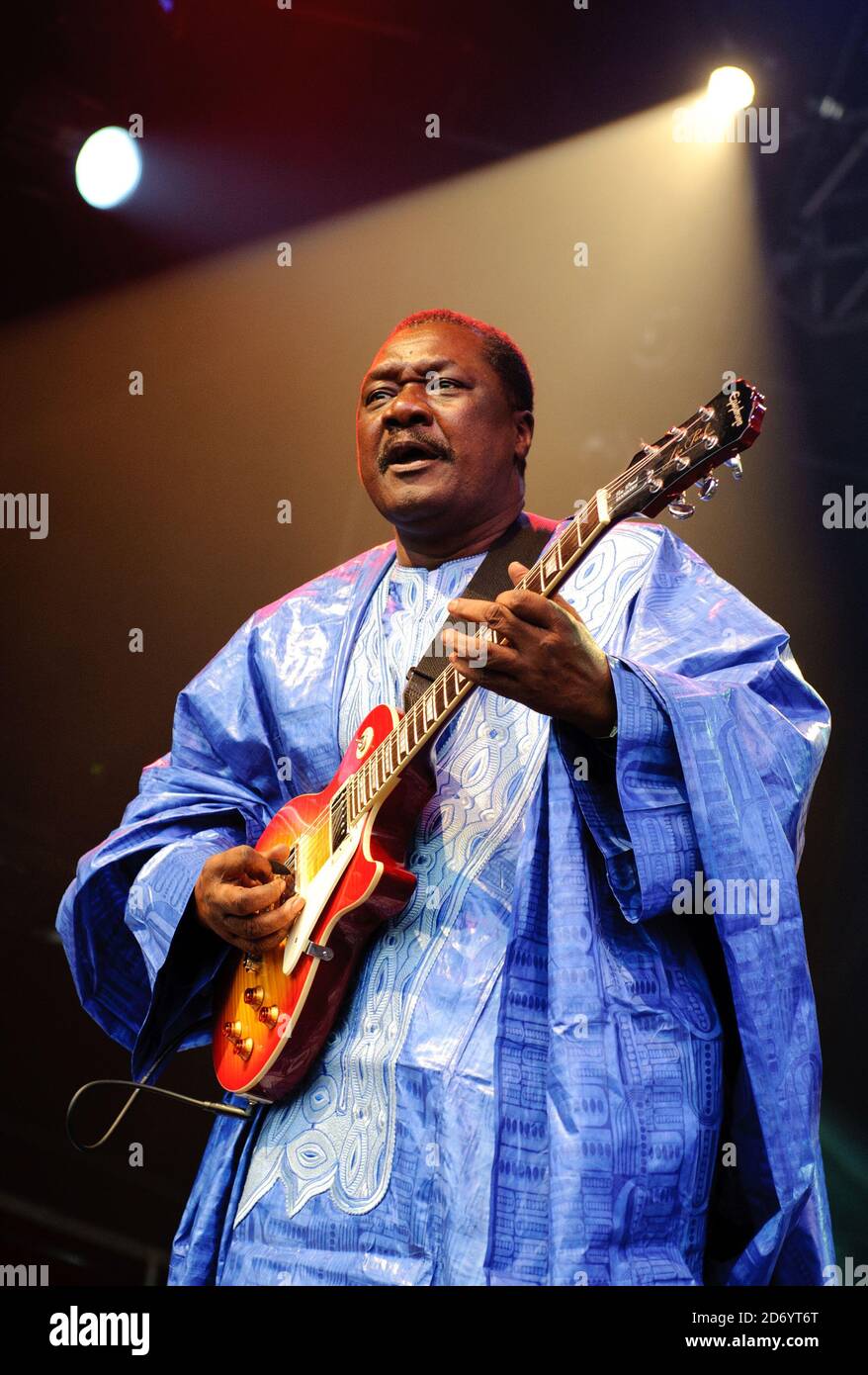 Djelimady Tounkara di Afro Cubism che si esibisce al festival Womad di Charlton Park, Wiltshire. Foto Stock