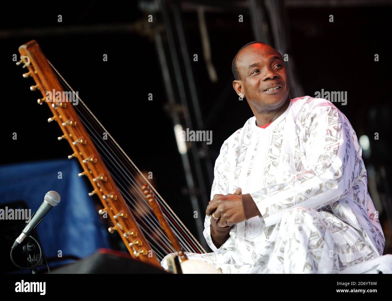 Toumani DiabatÃ© di Afro Cubism che si esibisce al festival Womad di Charlton Park, Wiltshire. Foto Stock