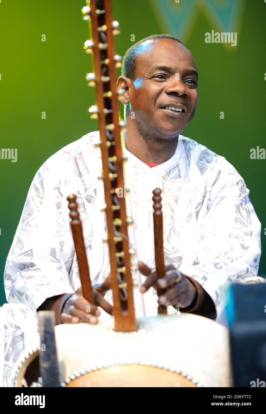 Toumani DiabatÃ© di Afro Cubism che si esibisce al festival Womad di Charlton Park, Wiltshire. Foto Stock