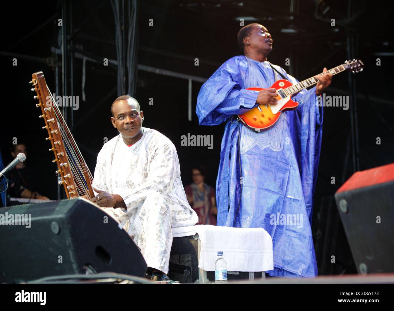 Toumani DiabatÃ© (l) e Djelimady Tounkara di Afro Cubism che si esibiscono al festival Womad di Charlton Park, Wiltshire. Foto Stock