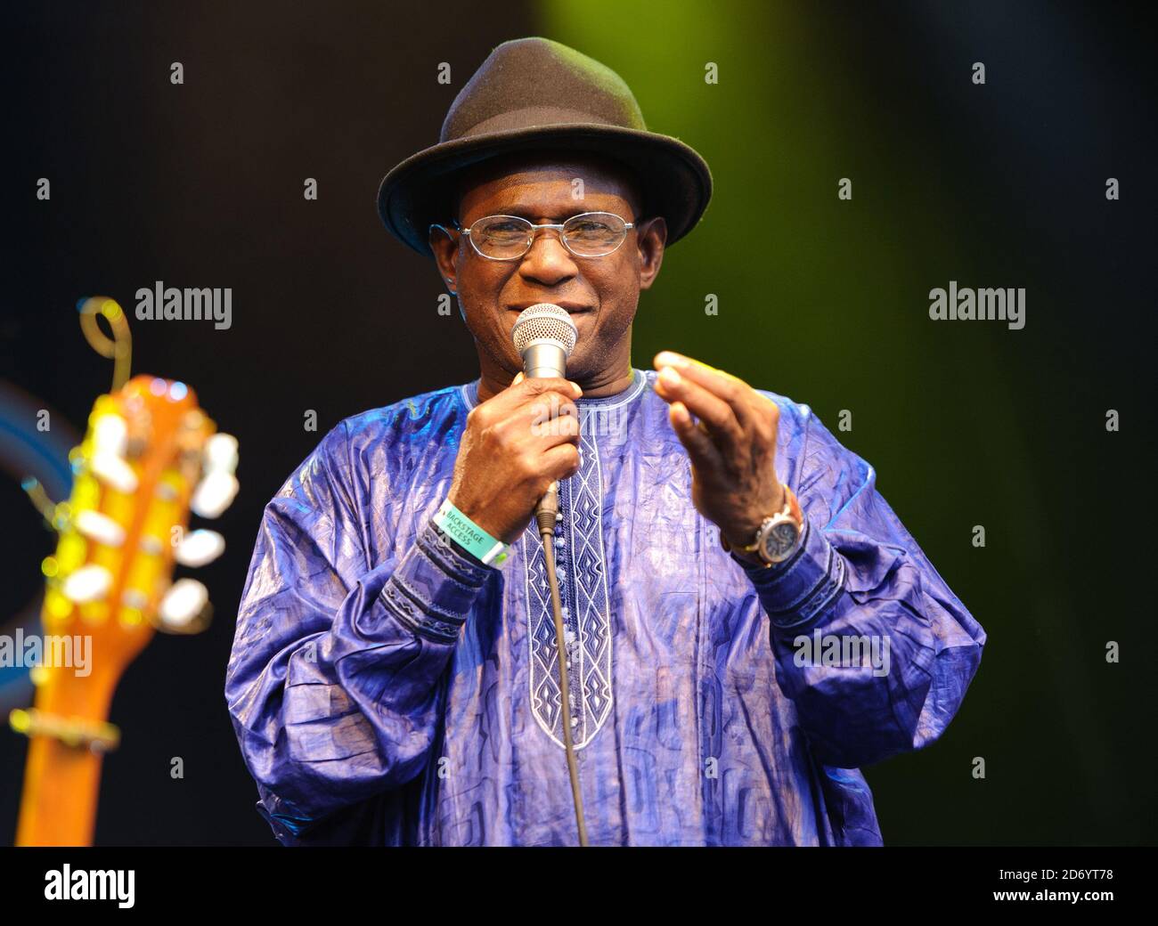 Afro Cubism si esibisce al festival Womad di Charlton Park, Wiltshire. Foto Stock