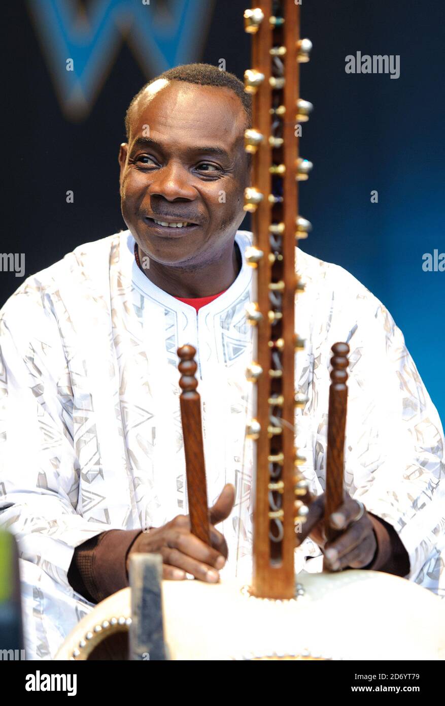 Toumani DiabatÃ© di Afro Cubism che si esibisce al festival Womad di Charlton Park, Wiltshire. Foto Stock