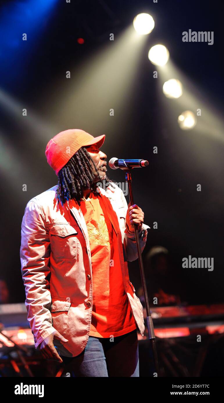 Alpha Blondy si esibisce al festival Womad di Charlton Park, Wiltshire. Foto Stock
