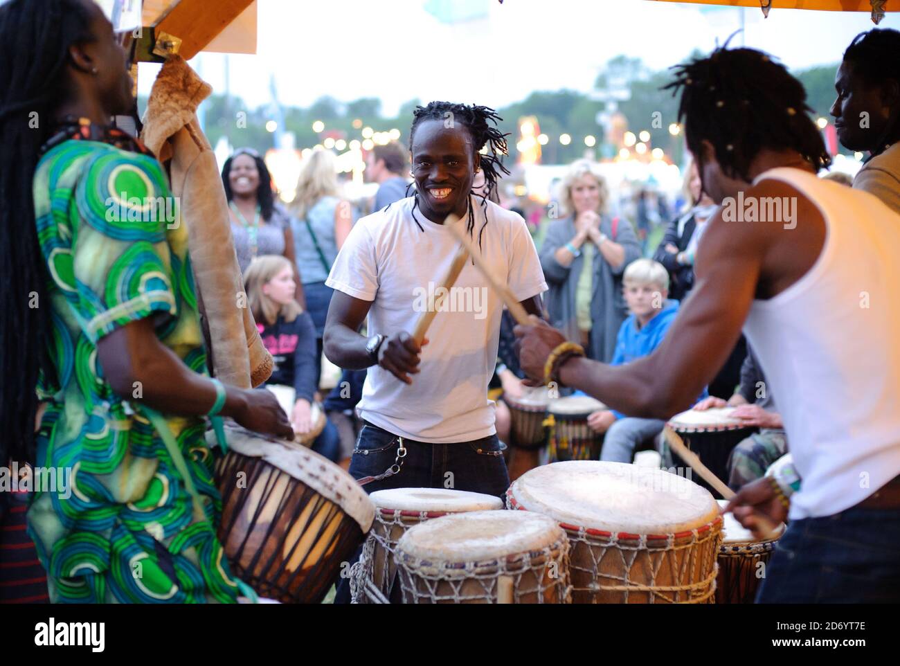 Un laboratorio di drumming al festival di Womad a Charlton Park, Wiltshire. Foto Stock